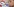 Roboter und Mensch gucken sich an
