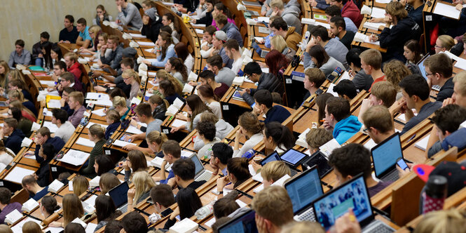 Studenten sitzen in einem Hörsaal