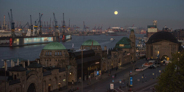 Der Hamburger Hafen im Mondschein
