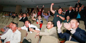 In einem Kinosaal feiern Anhänger der Mongolischen Volkspartei ihren Wahlsieg