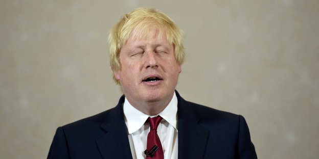 Boris Johnson schließt die Augen