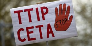Ein Plakat auf einer Demo gegen TTIP und Ceta