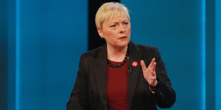 Angela Eagle steht an einem Pult