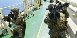 Bundeswehrsoldaten mit Waffen auf einem Schiff