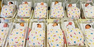 Babys in Bettchen im Krankenhaus