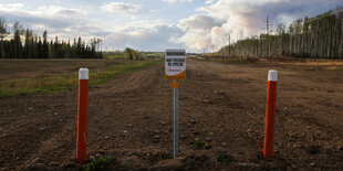 Ein Schild steht auf einem Feld