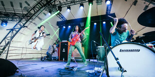 Deerhoof, Satomi Matsuzaki, links, Drummer Greg Saunier, rechts