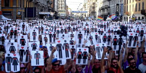 Mitglieder der LGBT-Community demonstrieren in Mailand
