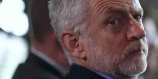 Jeremy Corbyn zieht eine Augenbraue hoch