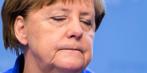 Angela Merkel mit geschlossenen Augen
