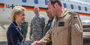 Verteidigungsministerin Von der Leyen und ein Mann in Uniform geben sich die Hand