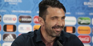 Gianluigi Buffon zwinkert auf der Pressekonferenz