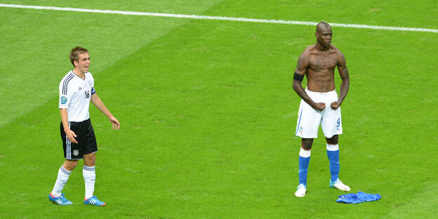 Balotelli nach seinem 2:0 gegen Deutschland bei der EM 2012 Balotelli nach seinem 2:0 gegen Deutschland bei der EM 2012
