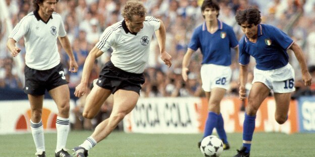 Bruno Conti gegen Hans-Peter Briegel im WM-Finale 1982 Bruno Conti gegen Hans-Peter Briegel im WM-Finale 1982