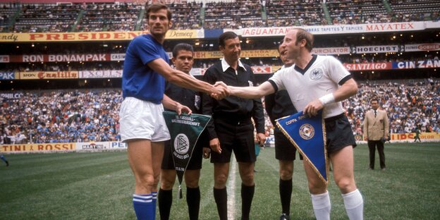 Uwe Seeler und Giacinto Facchetti schütteln die Händer vor dem Jahrhundertspiel Uwe Seeler und Giacinto Facchetti schütteln die Händer vor dem Jahrhundertspiel