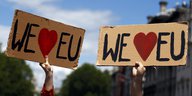 Protestierende halten Schilder hoch, auf denen „We love EU“ steht