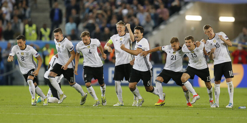 Deutschen Nationalspieler rennen jubelnd nach Elfmeterschießen