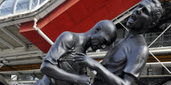 Eine Skulptur, die den Kopfstoß Zidanes zeigt