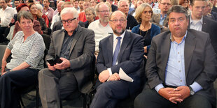 Viele Personen sitzen in einem Raum. Ganz vorne befindet sich Sigmar Gabriel.