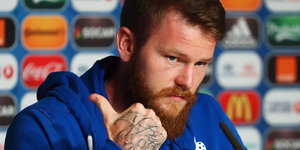 Islands Fußballkapitän Aron Gunnarsson zeigt mit dem Daumen nach hinten