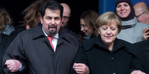 Bundeskanzlerin Angela Merkel und der Vorsitzende des Zentralrats der Muslime Aiman Mazyek Arm in Arm