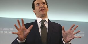 George Osborne gestikuliert