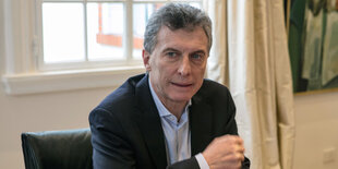 Mauricio Macri am Schreibtisch vor einem Fenster