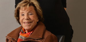 Benoite Groult, eine ältere Frau mit hellbraunen Haaren und brauner Jacke lächelt