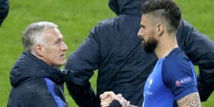 Olivier Giroud (r.) und Trainer Didier Deschamps beglückwünschen sich zum Sieg gegen Island