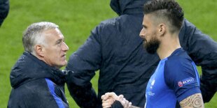 Olivier Giroud (r.) und Trainer Didier Deschamps beglückwünschen sich zum Sieg gegen Island