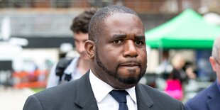 David Lammy steht auf einem Marktplatz