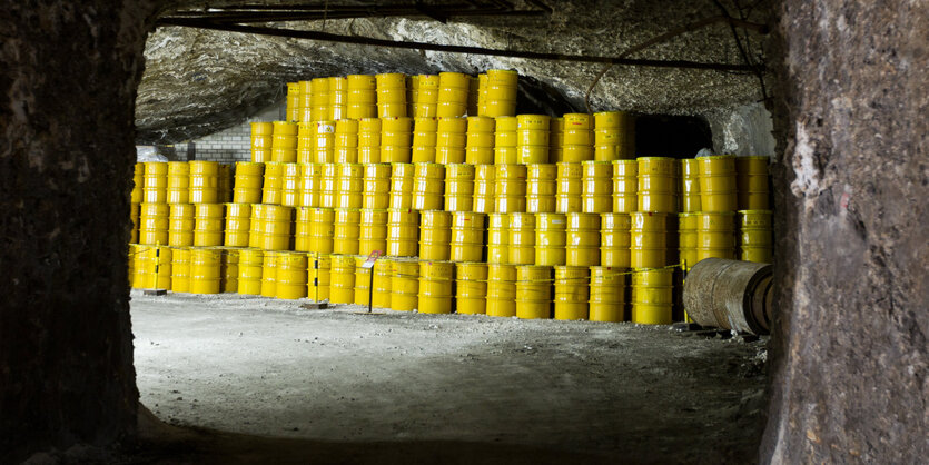 Ein Stapel gelbe Metallfässer steht am Ende einer Art Höhle