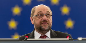 Martin Schulz an einem Rednerpult