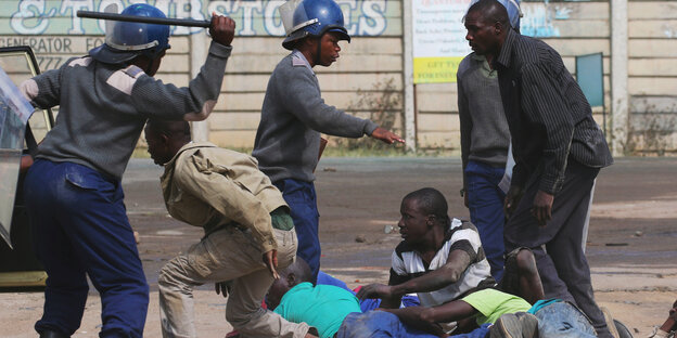 Polizisten verhaften Protestierende in Bulawayo