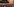 Eine Explosion mit Rauch im Hintergrund, im Vordergrund eine Menschenmasse