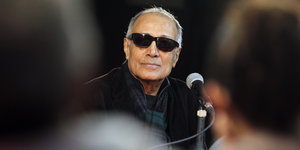 Abbas Kiarostami vor einem Mikrofon