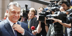Viktor Orban vor Fernsehkameras