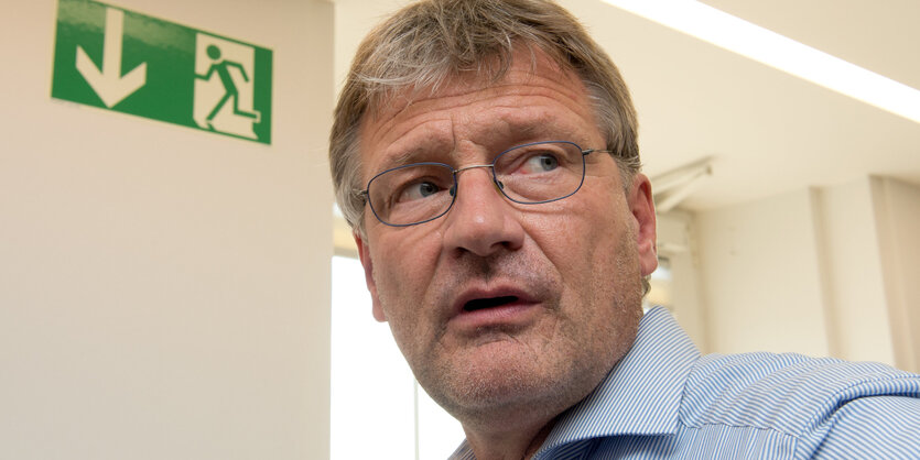 AfD-Politiker Jörg Meuthen vor einem Notausgangsschild