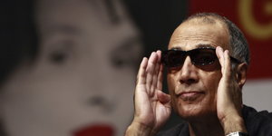 Kiarostami mit einer Sonnenbrille