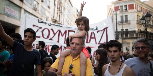 Menschen auf einer Demonstration in Athen