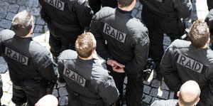 Raid Einsatzkräfte stehen auf einem Platz, von oben fotografiert