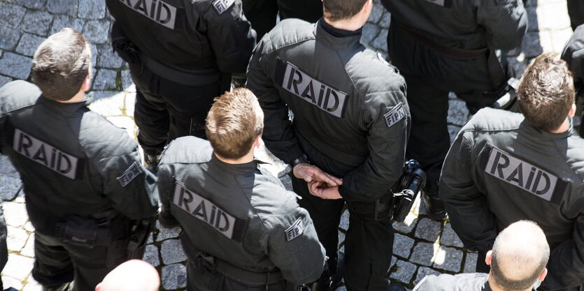 Raid Einsatzkräfte stehen auf einem Platz, von oben fotografiert