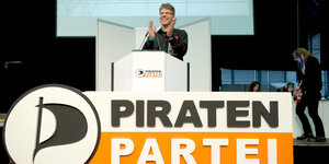Der Bundesvorsitzende der Piratenpartei, Stefan Körner, spricht zu seiner Kandidatur am 28.06.2014 vor seiner Wahl auf dem Bundesparteitag in Halle (Sachsen-Anhalt).