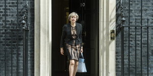 Theresa May verlässt eine Haustür mit der Nummer 10