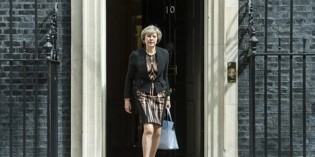 Theresa May verlässt eine Haustür mit der Nummer 10