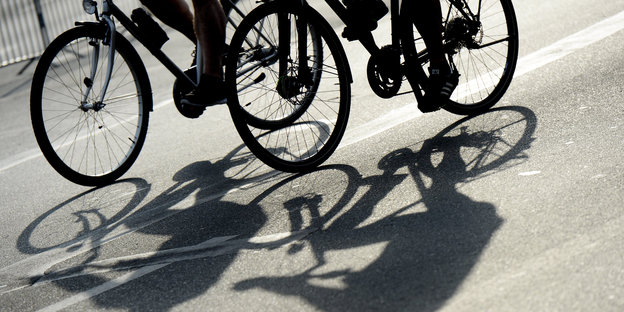 Fahrräder werfen Schatten