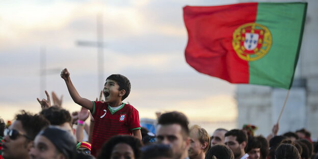 Portugiesische Fans beim Public Viewing in Lissabon