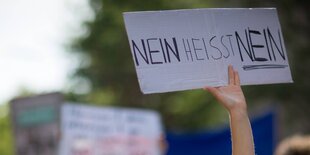 ein Schild mit der Aufschrift „Nein heißt nein“