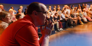 Steffen Bothe beobachtet die Sendung "Thadeusz und die Beobachter"