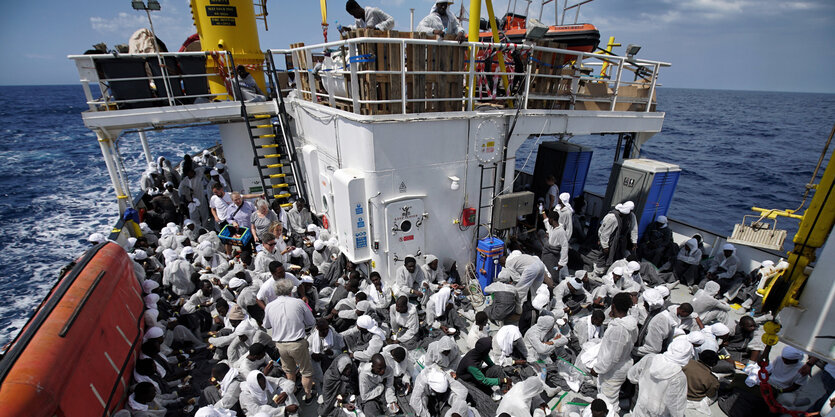 Viele Menschen sitzen auf einem Schiff